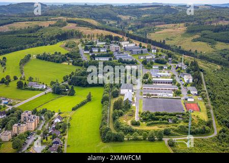 Luftbild, Gelände der Hachenberg-Kaserne, Waldgebiet mit Waldschäden, Rothaarsteig, Erndtebrück, Kreis Siegen-Wittgenstein, Nordrhein-Westfalen, Deutschland ACHTUNGxMINDESTHONORARx60xEURO *** Fotografia aerea, sito delle caserme di Hachenberg, area forestale con danni forestali, Rothaarsteig, Erndtebrück, distretto di Siegen Wittgenstein, Renania settentrionale-Vestfalia, Germania ATTENTIONxMINDESTHONORARx60xEURO Foto Stock