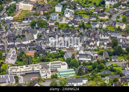 Luftbild, Städtisches Gymnasium, Altstadt mit historischen Häusern und evang. Stadtkirche, Wohngebiet zwischen Gartenstraße und Steinackerstraße, kath. Kirche St. Petrus und Anna, oben Gelände der ehemaligen Emmaburg-Klinik, Bad Laasphe, Wittgensteiner Land, Nordrhein-Westfalen, Deutschland ACHTUNGxMINDESTHONORARx60xEURO *** Vista aerea, scuola di grammatica municipale, città vecchia con case storiche e chiesa cittadina protestante, zona residenziale tra Gartenstraße e Steinackerstraße, chiesa cattolica San Petrus e Anna, sopra l'area dell'ex clinica Emmaburg, Bad Laasphe, Wittgensteiner Land, Nort Foto Stock