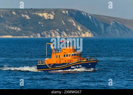 Weymouth, Dorset, Regno Unito. 29 luglio 2024. Il battello di salvataggio Severn Class RNLI RNLB Ernest e Mabel organizza una mostra serale per il pubblico al largo della costa presso i Nothe Gardens durante la giornata di divertimento degli enti di beneficenza durante la settimana delle scialuppe di salvataggio a Weymouth nel Dorset. Crediti fotografici: Graham Hunt/Alamy Live News Foto Stock