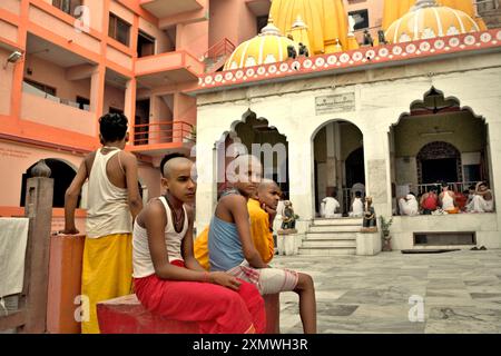 Un gruppo di studenti vedici si rilassano presso la corte anteriore di Shri Satuwa Baba ashram a Varanasi, Utar Pradesh, India. Foto Stock