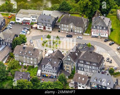 Luftbild, Goetheplatz im Ortszentrum mit Denkmal Wilhelm I., historische Häuser, Restaurants und CafÃ s mit Sonnenschirmen, Bad Berleburg, Wittgensteiner Land, Nordrhein-Westfalen, Deutschland ACHTUNGxMINDESTHONORARx60xEURO Germania ACHTUNGxMINDESTHONORARx60xEURO Foto Stock