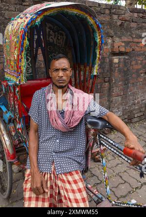 Ritratto di un uomo del bangladesh con il suo risciò, Divisione di Dhaka, Dhaka, Bangladesh Foto Stock