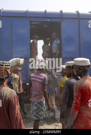 Operai del Bangladesh che scaricano sacchi di cemento da un treno, la divisione Khulna, Abhaynagar, Bangladesh Foto Stock