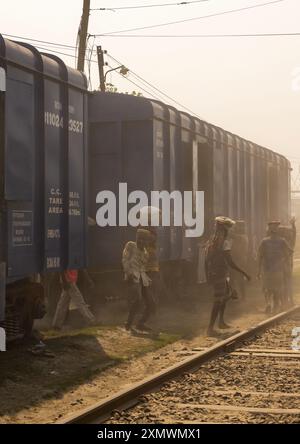 Operai del Bangladesh che scaricano sacchi di cemento da un treno nella Dust, divisione Khulna, Abhaynagar, Bangladesh Foto Stock