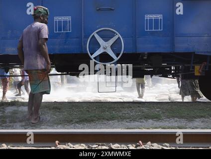 Operai del Bangladesh che scaricano sacchi di cemento da un treno, la divisione Khulna, Abhaynagar, Bangladesh Foto Stock