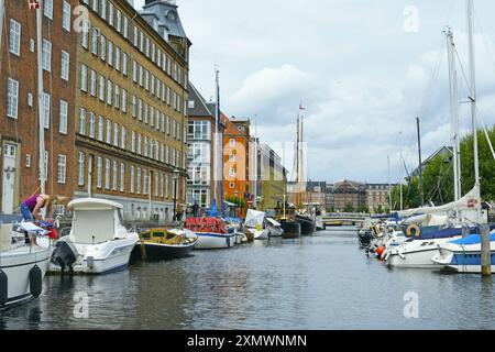 Canali nel quartiere Christianshavn di Copenaghen, Danimarca, Scandinavia. Foto Stock