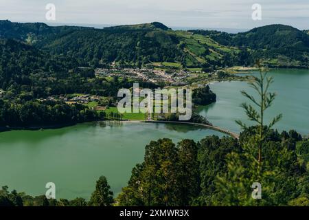 Azzorre - lago vulcanico blus Sete Cidades, paesaggio verde in Portogallo, San Miguel. Foto di alta qualità Foto Stock