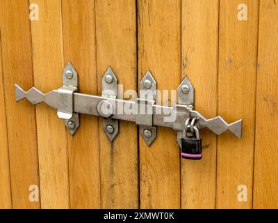 Serratura in metallo ornato in acciaio con lucchetto su porte in legno, Bradgate Park, Leicestershire, Inghilterra, Regno Unito Foto Stock
