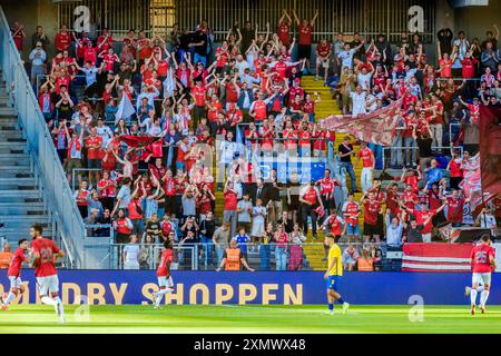 Brondby, Danimarca. 29 luglio 2024. I tifosi del Vejle BK si sono visti festeggiare dopo un gol durante la partita 3F Superliga tra Broendby IF e Vejle BK al Brondby Stadion. Credito: Gonzales Photo/Alamy Live News Foto Stock
