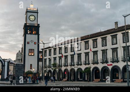 Portas da Cidade, il simbolo della città di Ponta Delgada nell'isola di Sao Miguel nelle Azzorre, Portogallo. Foto di alta qualità Foto Stock