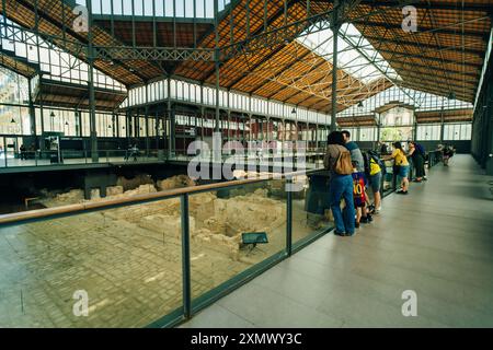 BARCELLONA, SPAGNA - 2 maggio 2024: Vista interna del Centro culturale e della memoria El Born. Foto di alta qualità Foto Stock