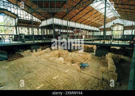 BARCELLONA, SPAGNA - 2 maggio 2024: Vista interna del Centro culturale e della memoria El Born. Foto di alta qualità Foto Stock