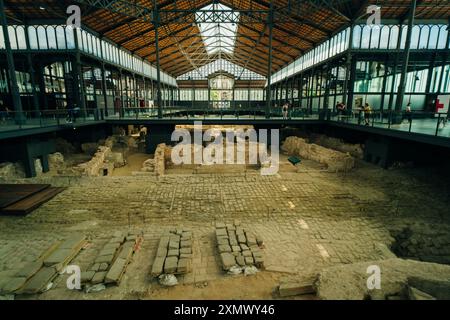 BARCELLONA, SPAGNA - 2 maggio 2024: Vista interna del Centro culturale e della memoria El Born. Foto di alta qualità Foto Stock