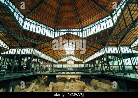 BARCELLONA, SPAGNA - 2 maggio 2024: Vista interna del Centro culturale e della memoria El Born. Foto di alta qualità Foto Stock