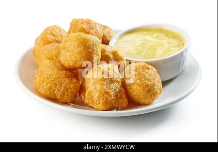 piatto di peperoncino fritto e salsa all'aglio isolato su fondo bianco Foto Stock