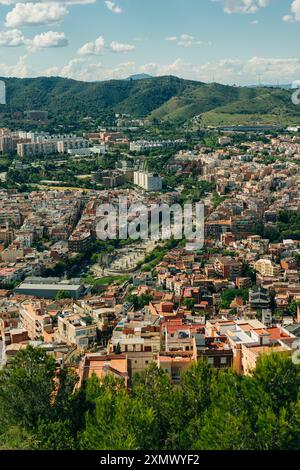 La gente guarda la vista della città dai Bunkers del Carmel su un cielo limpido a Barcellona, Spagna - 2 maggio 2024. Foto di alta qualità Foto Stock