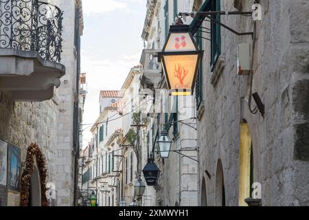 Dubrovnik, Croazia - 5 ottobre 2019: Un pittoresco vicolo fiancheggiato da un'architettura storica. Foto Stock