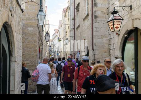 Dubrovnik, Croazia - 5 ottobre 2019: I turisti esplorano le affascinanti strade della città vecchia di Dubrovnik. Foto Stock