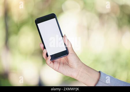 Ufficio, mano e telefono con mockup all'aperto per spazi pubblicitari sui social media e pagina Web aziendale. Professionista, donna e schermo vuoto del cellulare Foto Stock