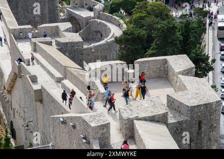 Dubrovnik, Croazia - 5 ottobre 2019: I turisti esplorano le mura medievali della città. Foto Stock