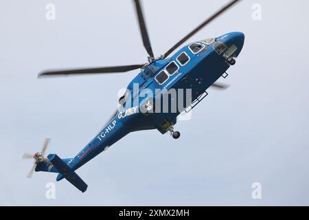 Farnborough, Regno Unito, 26 luglio 2024. L'ultimo giorno del Farnborough International Airshow 2024 il pubblico è intrattenuto con esposizioni di volo e mostre statiche di vari aeromobili. Turkish Aerospace, elicottero TAI T625 Gokbey che mostra la sua routine. Foto Stock