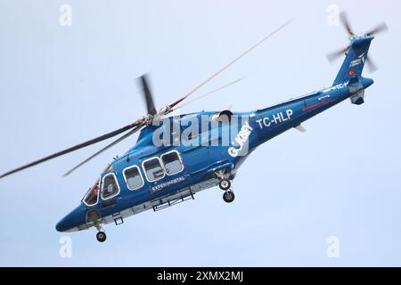 Farnborough, Regno Unito, 26 luglio 2024. L'ultimo giorno del Farnborough International Airshow 2024 il pubblico è intrattenuto con esposizioni di volo e mostre statiche di vari aeromobili. Turkish Aerospace, elicottero TAI T625 Gokbey che mostra la sua routine. Foto Stock