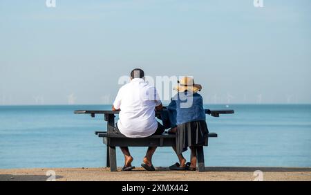 Brighton Regno Unito 30th luglio 2024 - i visitatori di prima mattina godono del sole caldo sulla spiaggia di Brighton come oggi è previsto per essere il giorno più caldo dell' anno finora con temperature che raggiungono oltre 30 gradi in alcune parti del Sud-est : accreditamento Simon Dack / Alamy Live News Foto Stock