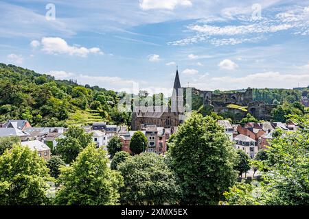 Vista aerea della città del villaggio la Roche-en-Ardenne, della chiesa di San Nicola e delle rovine del castello sullo sfondo, colline con vegetazione e tre fronde verdi Foto Stock