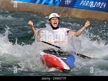 Parigi, Francia. 29 luglio 2024. Giochi olimpici di Parigi 2024. Slalom canoa. Stadio Olimpico Nautico. Parigi. Nicolas Gestin (fra) celebra la gara di kayak singolo maschile (MK1) durante le Olimpiadi di Parigi del 2024 allo Stadio Nautico Olimpico di Francia. Crediti: Sport in foto/Alamy Live News Foto Stock