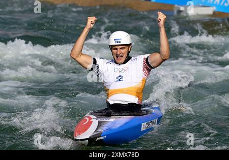 Parigi, Francia. 29 luglio 2024. Giochi olimpici di Parigi 2024. Slalom canoa. Stadio Olimpico Nautico. Parigi. Nicolas Gestin (fra) celebra la gara di kayak singolo maschile (MK1) durante le Olimpiadi di Parigi del 2024 allo Stadio Nautico Olimpico di Francia. Crediti: Sport in foto/Alamy Live News Foto Stock