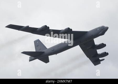 Farnborough, Regno Unito, 26 luglio 2024. L'ultimo giorno del Farnborough International Airshow 2024 il pubblico è intrattenuto con esposizioni di volo e mostre statiche di vari aeromobili. Un B-52 Stratofortress della U.S. Air Force assegnato al 2nd Bomb Wing, partecipa ad un sorvolo al Farnborough International Airshow. Foto Stock