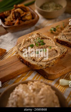 Ciccioli fatti in casa sparsi su un tavolo rustico con cipolla verde e pane tostato Foto Stock