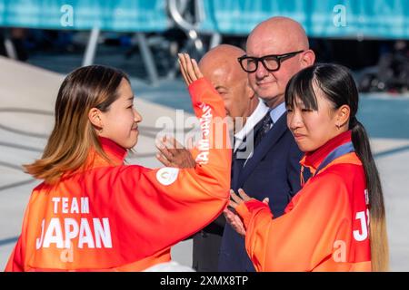 Il Giappone Coco Yoshizawa (R) vince l'oro nella finale femminile di Street skateboard ai Giochi Olimpici estivi di Parigi, in Francia, insieme al connazionale Liz Akama (R)(JPN) Silver Foto Stock