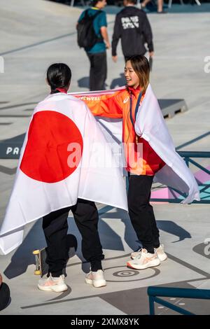 Il Giappone Coco Yoshizawa (R) vince l'oro nella finale femminile di Street skateboard ai Giochi Olimpici estivi di Parigi, in Francia, insieme al connazionale Liz Akama (R)(JPN) Silver Foto Stock