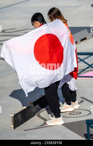 Il Giappone Coco Yoshizawa (R) vince l'oro nella finale femminile di Street skateboard ai Giochi Olimpici estivi di Parigi, in Francia, insieme al connazionale Liz Akama (R)(JPN) Silver Foto Stock