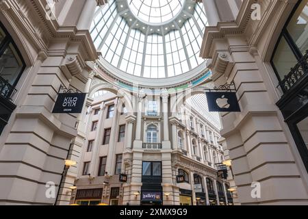 15 giugno 2024: The Passage, il più antico centro commerciale che ancora esce e l'unico esempio rimasto nei Paesi Bassi di questo tipo di shoppi coperti Foto Stock