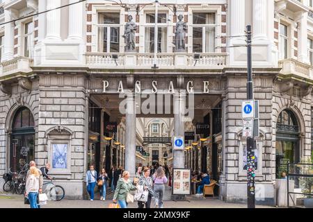 15 giugno 2024: The Passage, il più antico centro commerciale che ancora esce e l'unico esempio rimasto nei Paesi Bassi di questo tipo di shoppi coperti Foto Stock