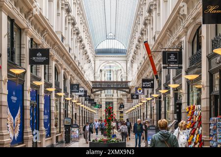 15 giugno 2024: The Passage, il più antico centro commerciale che ancora esce e l'unico esempio rimasto nei Paesi Bassi di questo tipo di shoppi coperti Foto Stock