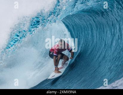 Tahiti, Polinesia francese. 29 luglio 2024. Joan Duru di Francia gareggia durante il terzo turno maschile di surf dei Giochi Olimpici di Parigi 2024 a Teahupo'o, Tahiti, Polinesia francese, il 29 luglio 2024. Credito: Ma Ping/Xinhua/Alamy Live News Foto Stock