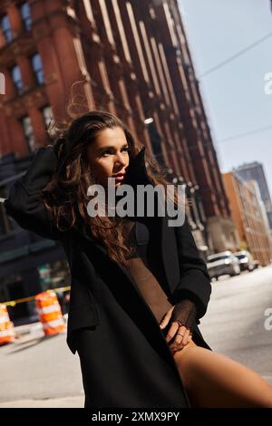 Una giovane donna balla liberamente per le strade di New York. Foto Stock