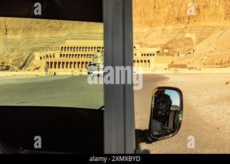 Unisciti a noi in un emozionante safari nel deserto al tempio di Hatshepsut. I nostri comodi golf cart ti condurranno in un viaggio panoramico attraverso l'antico paesaggio Foto Stock