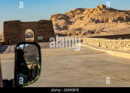 Sali su un golf cart e parti per un'avventura indimenticabile al Tempio di Hatshepsut. Questo modo unico di trasporto offre un percorso panoramico Foto Stock