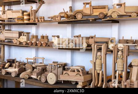 Vari giocattoli in legno fatti a mano e oggetti decorativi Foto Stock