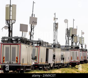 Veicoli con stazione base GSM per comunicazioni mobili Foto Stock