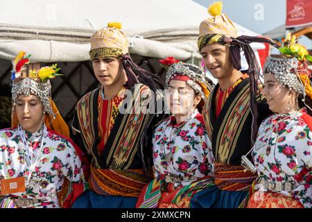 Istanbul, Turchia 06 giugno 2024: Gruppo di danza popolare turca che balla nei loro costumi tradizionali al festival culturale di Istanbul Foto Stock