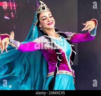 Istanbul, Turchia 06 giugno 2024: Gruppo di danza popolare azerbaigiano che danzano nei loro costumi tradizionali al festival culturale di Istanbul Foto Stock