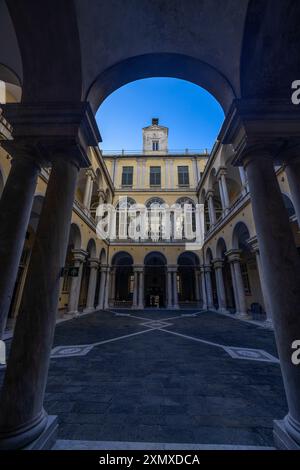 GENOVA, 20 GENNAIO 2024 - veduta del colonnato dell'Università di Genova, Italia Foto Stock