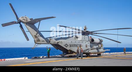 240728-N-TW227-1003 PHILIPPINE SEA (28 luglio 2024) Marines assegnati alla 31st Marine Expeditionary Unit (MEU) assicurano un elicottero CH-53E Super Stallion Foto Stock