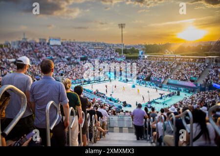 Parigi, Francia. 29 luglio 2024. Panoramica dello stadio di Beach volley con la Torre Eiffel sullo sfondo. AHMAN David e HELLVIG Jonatan (SWE) YOUNOUSSE Cherif e TIJAN Ahmed (QTA) Parigi 2024 Giochi Olimpici Beach volley Olympische Spiele 29.07.2024 crediti: Moritz Muller/Alamy Live News Foto Stock