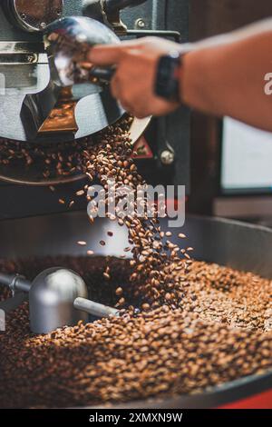 Una vivace collezione di caffè, limonate, piatti pronti, fotografie da bistrot e dessert. Gustate bevande gourmet, piatti placcati e dolcetti, perfe Foto Stock